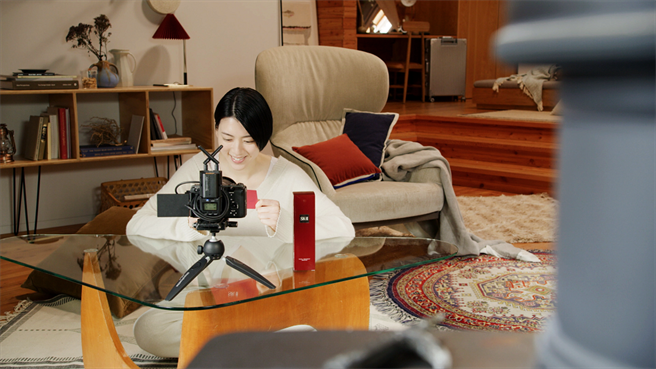 影片亮点，三吉彩花自己掌镜拍下与青春露的初体验。（SK-II提供） 