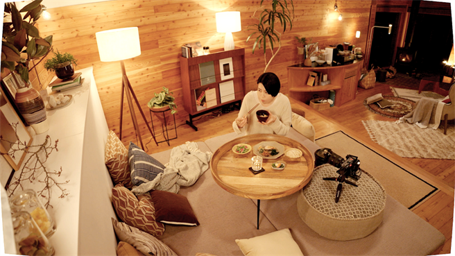 影片亮点，三吉彩花自己掌镜拍下与青春露的初体验。（SK-II提供） 