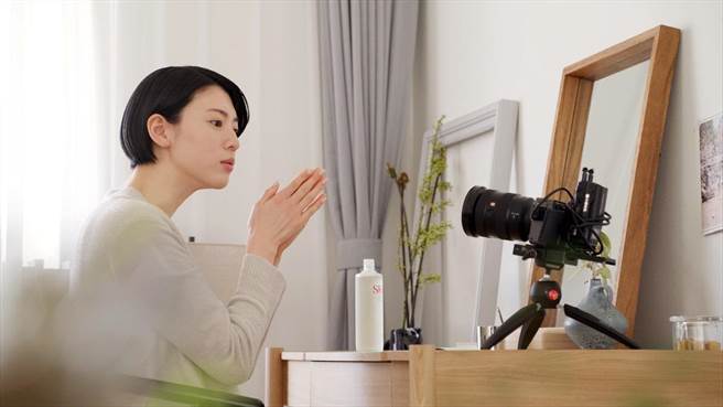 影片亮点，三吉彩花自拍下与 SK-II 青春露的初体验。（SK-II提供）