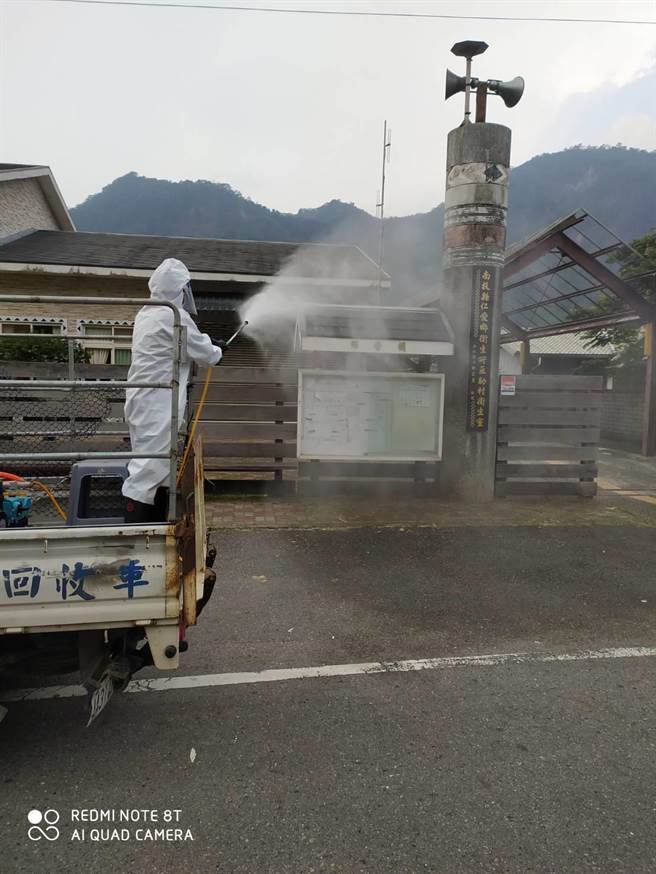 疫情升溫，清潔人員加強清消。（南投縣政府提供／廖志晃南投傳真）