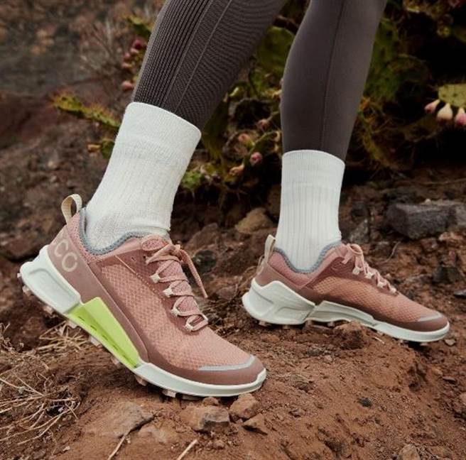 ECCO「BIOM 2.1 X COUNTRY健步 2.1越野」系列女款，托斯卡尼粉褐6980元。（ECCO提供）