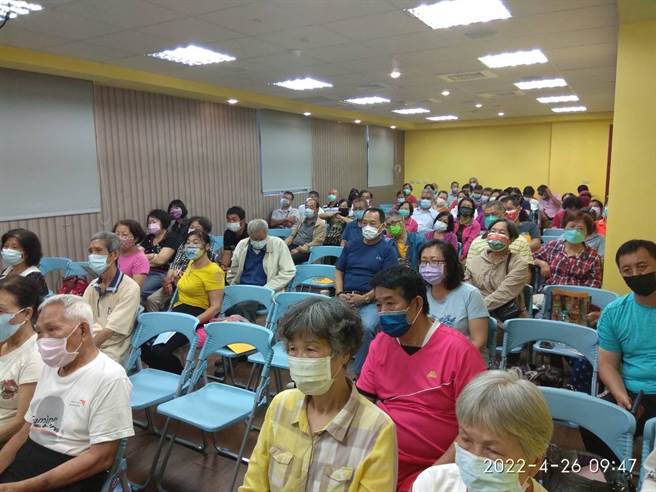 台东邮局行销科长郑铭显日获邀担任「劳工教育工会干部讲习会」讲师。（台东邮局提供）