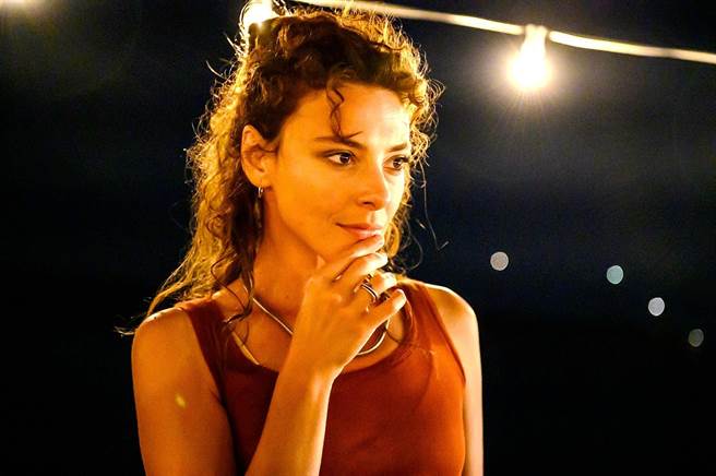 影后潔絲敏婷卡在電影《真愛超能力》中飾演漫畫家，一夜激情後靈感大爆發。（海鵬提供）