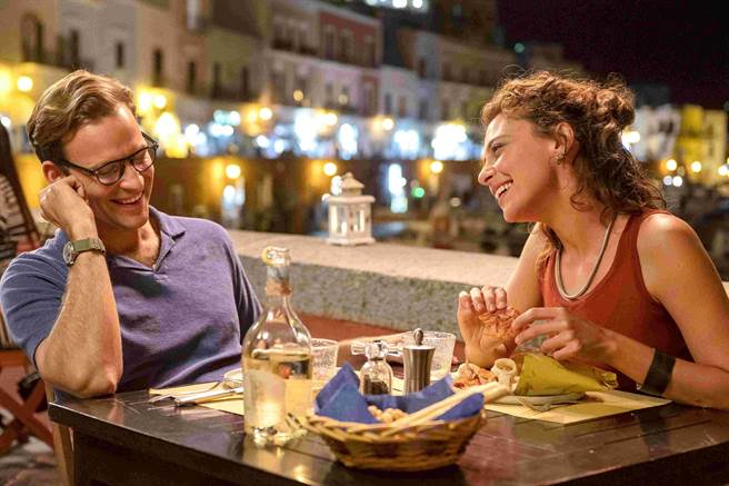 潔絲敏婷卡（右）演出《真愛超能力》圈粉男主角亞歷山卓柏爾吉。（海鵬提供）