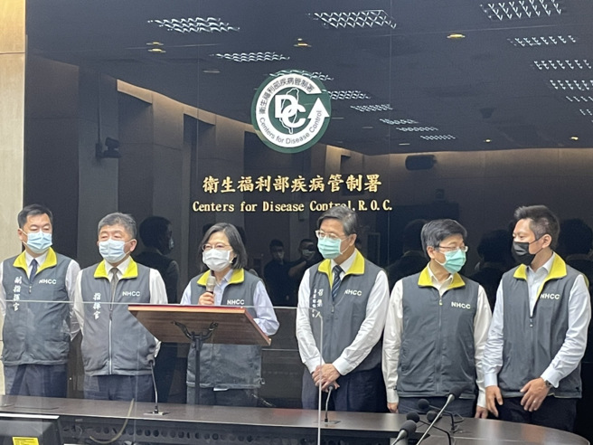 蔡英文26日視察指揮中心提4大防疫措施。(鄭郁蓁攝)