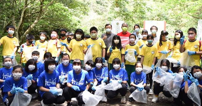 日月光环保永续基金会今年认养罗东林管处辖管的4条自然步道，今(26)日于礁溪乡林美石磐步道举办认养步道和净山活动，附近三民国小也动员约50名师生共襄盛举。（日月光环保永续基金会提供）