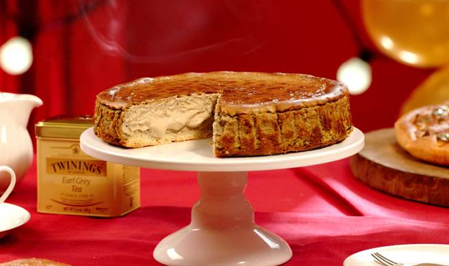 必胜客期间限定「巴斯克熔岩起司蛋糕 伯爵茶香」口味，馥郁伯爵茶香与温热起司搭配起来显得柔嫩温顺。（必胜客提供）