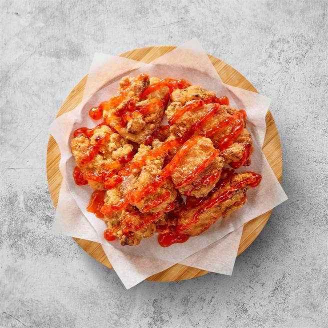 必胜客「韩式甘烹唐扬鸡」即日起限时限量发售，酥嫩烤鸡淋上道地韩风香辣酱汁，香辣不腻口。（必胜客提供）