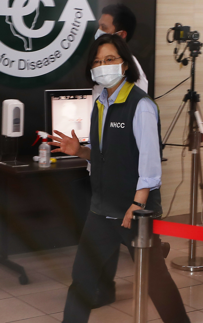 疫情嚴重，蔡英文總統26日特別邀集各部會首長到疫情指揮中心開會，商討因應的對策。（季志翔攝）