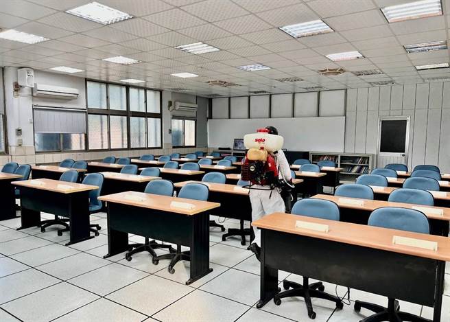 金門今天新增7例新冠確診，環保局在相關場所進行清消。（縣府提供）