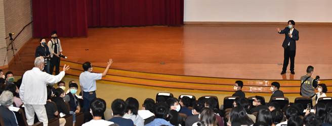 副總統賴清德（右上）26日到高雄大學演講，他在會後與來賓玩猜拳遊戲。（林瑞益攝）