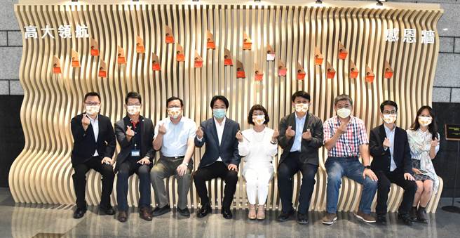 副總統賴清德（左四）26日到高雄大學演講，他與高雄大學校長陳月端（中）等師長在感恩牆合影。（林瑞益攝）