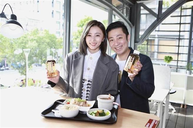 艾成（右）透露西门创始店房租等成本太高，只能忍痛关店。（中时资料照）