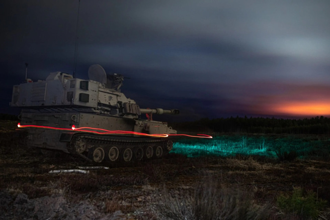 在夜色中的M109A7。(图/defence-blog)