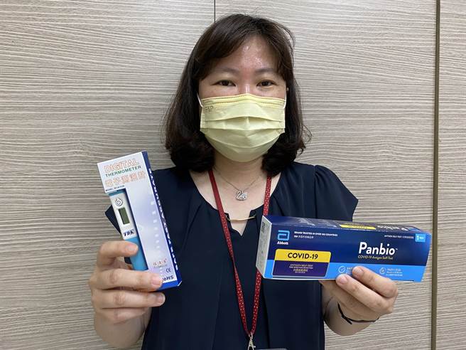 嘉义市卫生局长廖育玮表示防疫包里有快筛剂、温度计等防疫用品，供居家隔离者使用。（廖素慧摄）