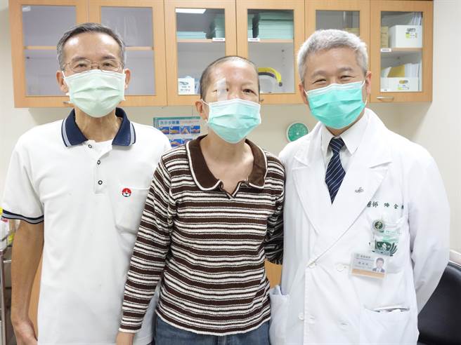 一名62岁的宋女士（中）长了恶性周边神经髓鞘瘤，经过大林慈济医院副院长陈金城手术清除免于瘫痪。（大林慈济提供／张亦惠嘉县传真）
