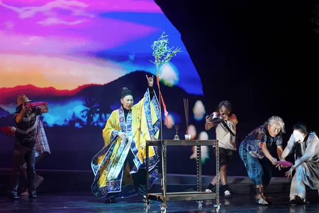 春河剧团受到疫情影响延宕一年的作品《魔法阿妈》，近期开演，巡演到台中场次，又遇上疫情升温，团队也特别规划台中场限定「全球线上同步直播演出」选项，让无法进剧场的观眾可在家欣赏直播。（春河剧团提供）