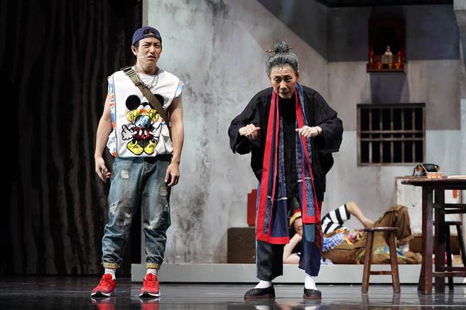 自台湾动画《魔法阿妈》改编，春河剧团近期推出同名舞台剧，并由团长郎祖筠饰演主角魔法阿妈。（春河剧团提供）