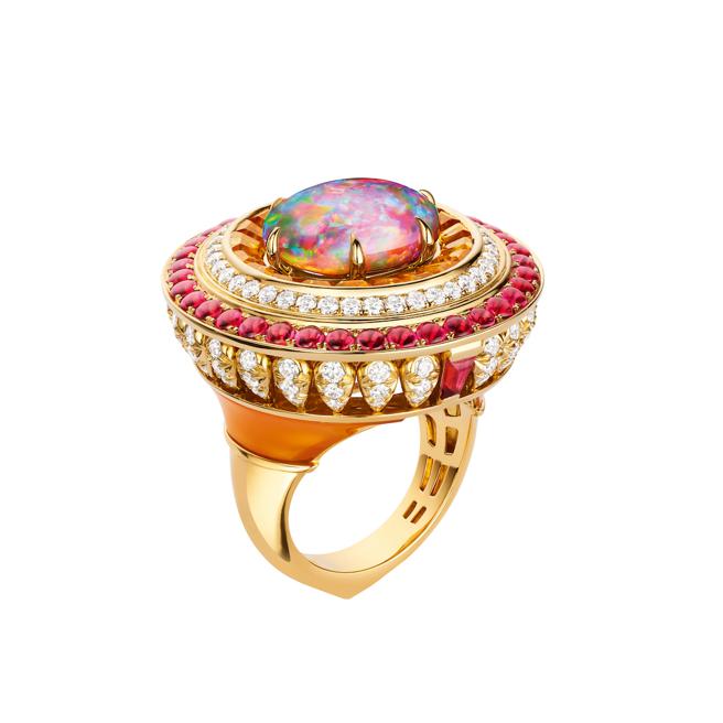 丽晶独家CHAUMET Lux 18K黄金戒指，价格店洽。（丽晶精品提供）