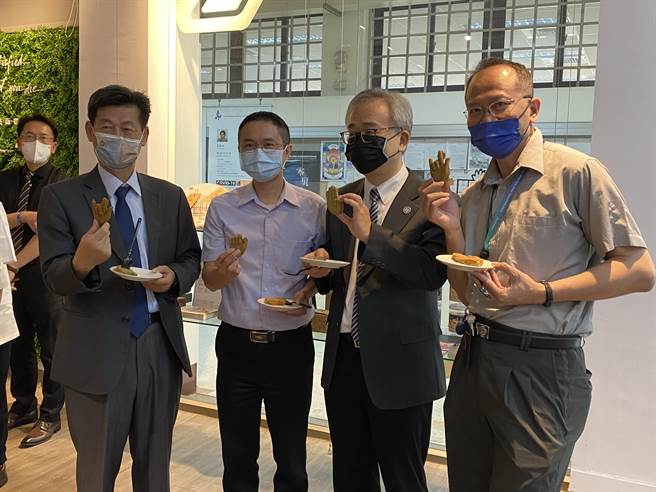 台中市聋人协会与台中科大商设系、明道中学餐饮科跨校合作，为「无声脆皮鸡蛋糕」创业计画开发新产品「手语烧」。（陈淑芬摄）