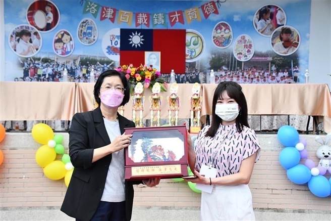 中天主播洪淑芬（右）獲母校選為「傑出校友」。（洪淑芬提供）