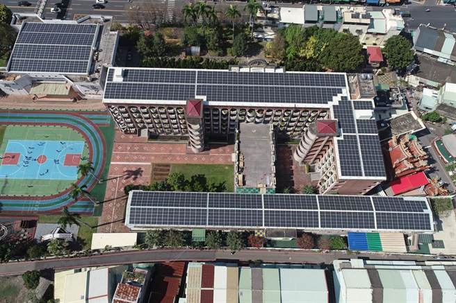 嘉义市林森国小校舍屋顶全都建置太阳能板，生产光电。（嘉义市环保局提供／廖素慧嘉市传真）