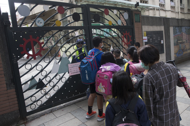 教育部統計每日確診學生人數，截至今(26)日下午5點半，全國已累計共7115名學子確診。（杜宜諳攝）