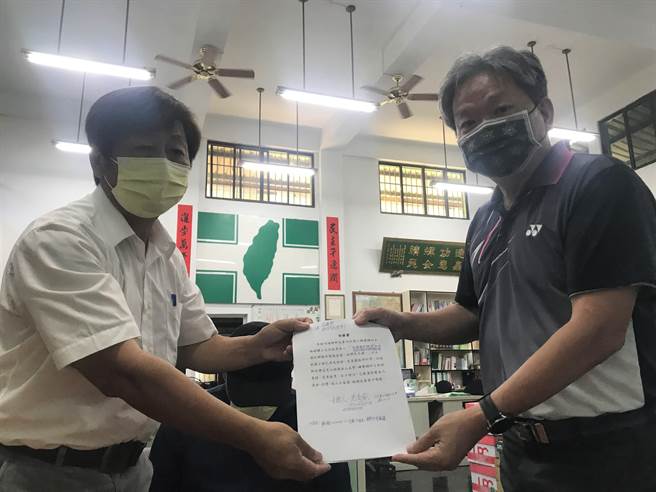 争取民进党提名内埔乡长的沈商岳（左）26日到民进党屏东县党部告发对手现任乡长锺庆镇涉及诽谤。（谢佳潾摄）