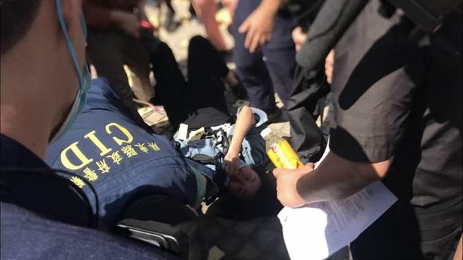 屏东火车站周边道路拓宽案波折不断，反迁民眾26日又到县府举布条还撒冥纸，期间与警方爆发激烈拉扯。（谢佳潾摄）