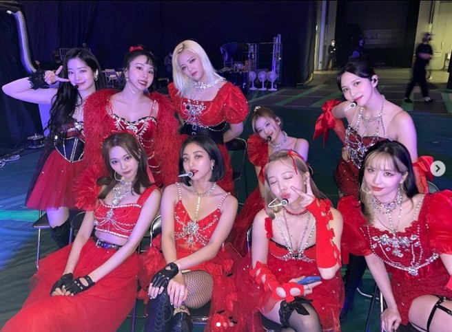 TWICE刚结束日本演唱会，成员Sana（后排右二）就染疫。（图／IG@TWICE）