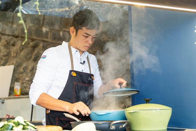 姚元浩放话「收视破3大家一起去游泳。」（TVBS提供）