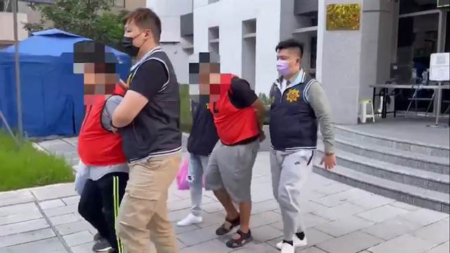 黃嫌（圖前）夥同友人持球棒毆打被害人。（警方提供）