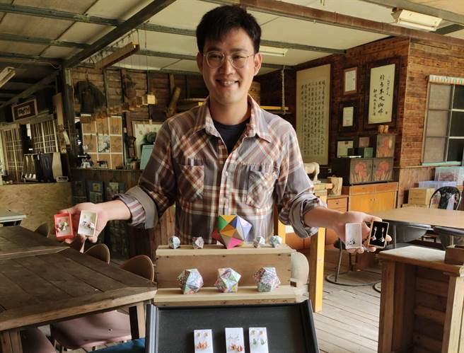 張育豪以和紙摺出精巧的耳環，每對都要花上1小時才能完成。（張育豪提供／劉秀芬台南傳真）