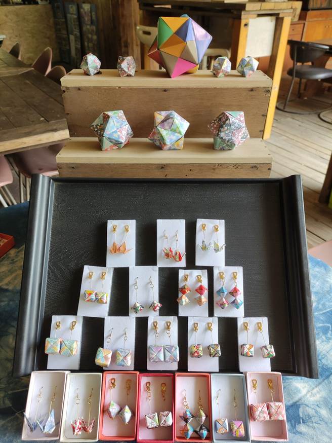 張育豪的摺紙作品與耳環。（張育豪提供／劉秀芬台南傳真）