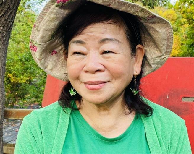 客人帶上與衣服同色系紙鶴耳環。（張育豪提供／劉秀芬台南傳真）