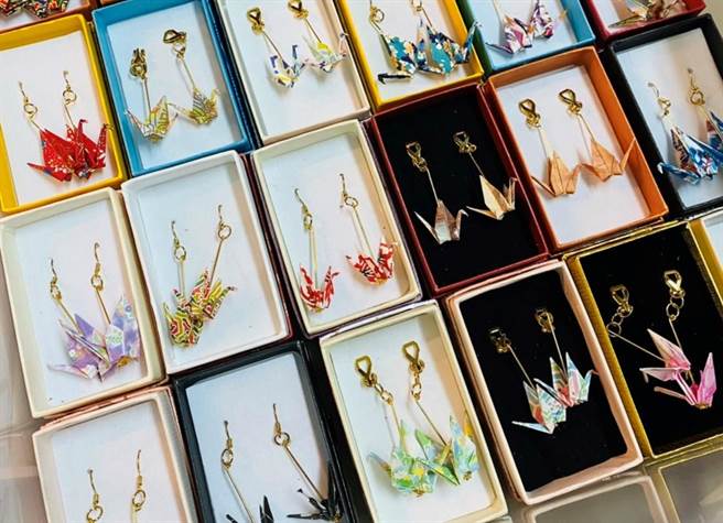 一對耳環要花1小時才能摺好。（張育豪提供／劉秀芬台南傳真）