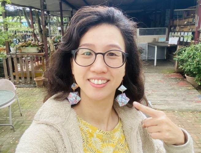 有的客人喜歡誇張大耳環。（張育豪提供／劉秀芬台南傳真）