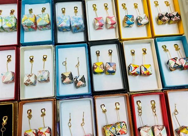 方型耳環要用6張紙去配色，同樣很花時間。（張育豪提供／劉秀芬台南傳真）