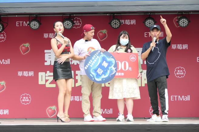 综艺天王吴宗宪(右起)盛讚国际商务系盛昱慈勇夺金音杯亚军相当不容易，艺人范逸臣及蔷蔷频频开心呼应。(醒吾科大提供)