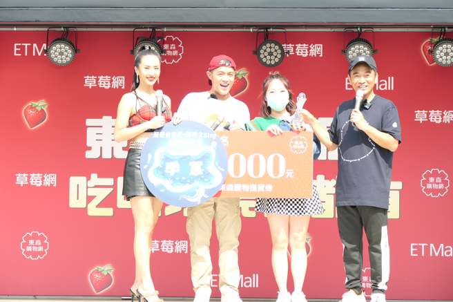 综艺天王吴宗宪(右起)颁奖给醒吾金音杯季军表演艺术系吴美琳，艺人范逸臣及蔷蔷跟着分享喜悦。(醒吾科大提供)

