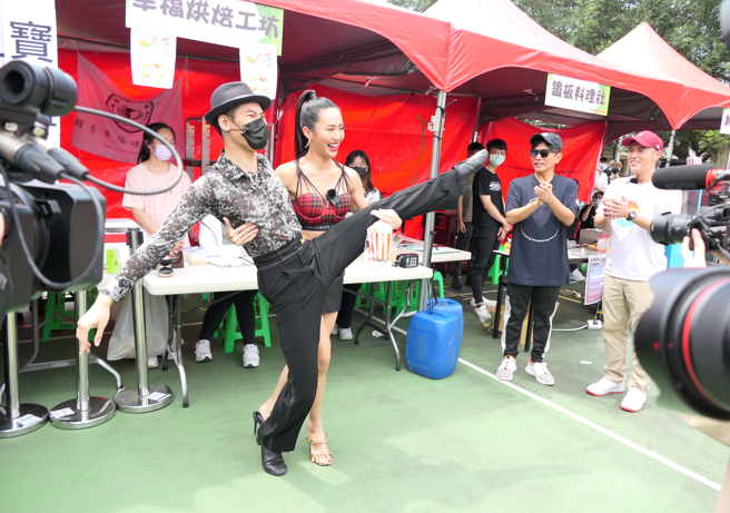 醒吾舞王马永旭(左)与蔷蔷大跳拉丁舞，玩出粉红泡泡。(醒吾科大提供)

