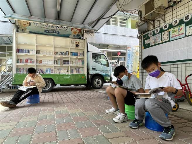 行动图书车到校，学童争相借阅。(玉山国小提供／刘秀芬台南传真)