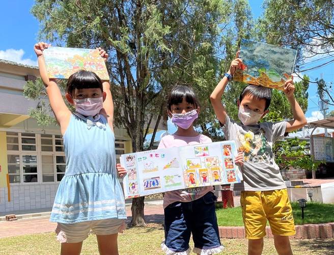 玉山国小推在地走读，认识水土保持重要性，一年级3名学童与社区一起完成「土石流～不流」社区防灾绘本。(玉山国小提供／刘秀芬台南传真)