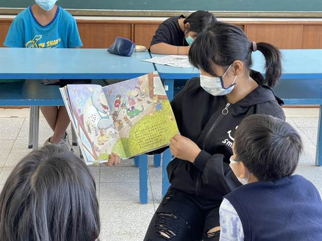 玉山国小六年级学童与低年级一起阅读。(玉山国小提供／刘秀芬台南传真)