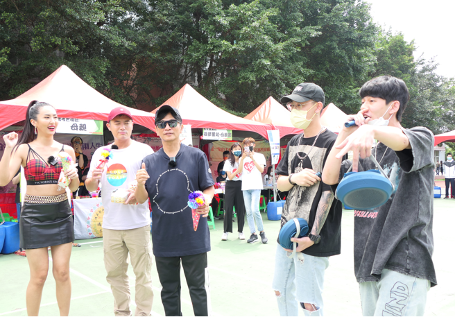 醒吾流行音乐学程二年级龚峻霆(右)与赖冠廷饶舌团「Tim & AD」现场嘻哈秀，天王吴宗宪(中)及艺人范逸臣为之惊艷，蔷蔷(左)更大讚太有才了！(醒吾科大提供)
