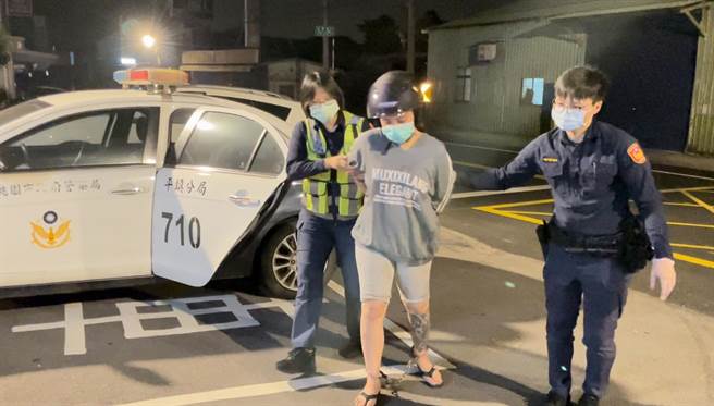 甘女行凶後遭警方逮捕。(警方提供／呂筱蟬桃園傳真)