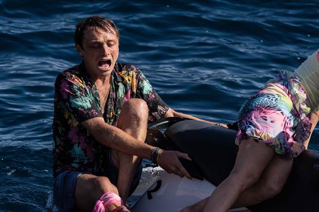 片中一名鲜肉因猛烈撞击小腿骨头插出。（威视提供）