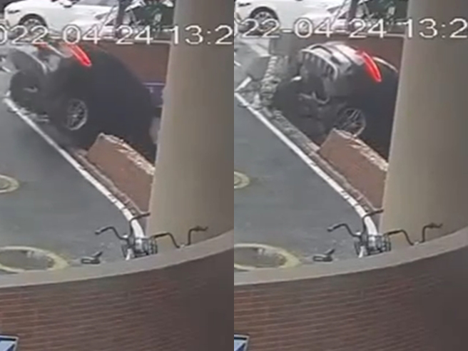 黑色保时捷从地下停车场驶出后右转，没想到驾驶疑似恍神「转过头」直接衝向停车场水泥墙，当场撞出1个大洞，保时捷随之垂直坠落「回到停车场」。（翻摄自脸书「记者爆料网」）