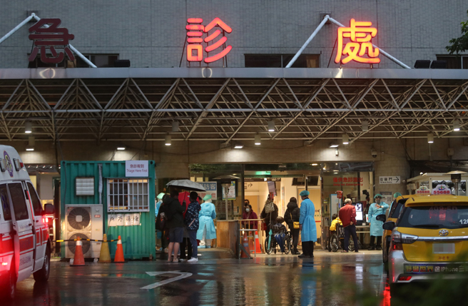 板橋一名男子在家吃牛排被噎住失去生命跡象，送亞東醫院搶救。（中時資料照 劉宗龍攝） 