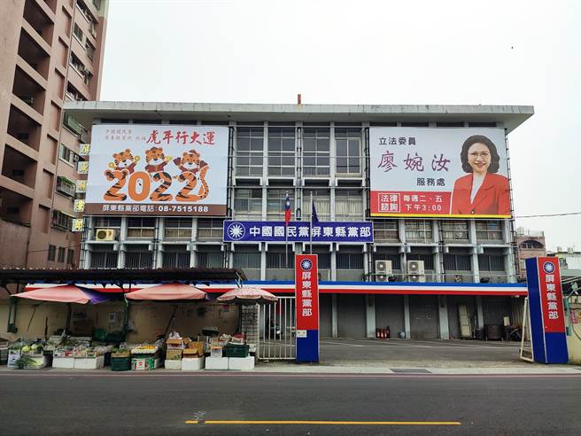 中央党部秘书长黄健庭26日南下屏东了解选情，不料前脚刚走，有意参选屏东市长的现任乡代任峻贤等人联合声明将以无党籍出征，还强调「不做罗智强第二」。（谢佳潾摄）